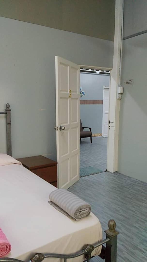 Ila Homestay Kuala Besut Jetty Екстер'єр фото